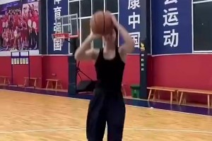 空篮扣飞随后被对手后场绝杀！这球会是小伙子一辈子的阴影吧