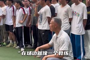 校园篮球惊现白眉战神 “64岁宿管大爷 还是位篮球高手”